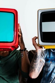 Due uomini con la testa dentro il televisore: "La televisione è uno strumento potente, ma sta a noi decidere come utilizzarlo e, soprattutto, come proteggerci dai suoi effetti negativi"