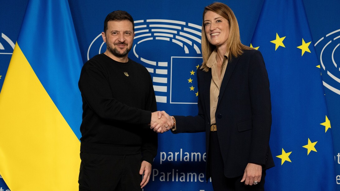 Volodymyr Zelenskyy e la Presidente del Parlamento Europeo Roberta Metsola durante un incontro tenutosi a ottobre nel quale è stato ribadito l'incrollabile sostegno del Parlamento Europeo all'Ucraina contro l'aggressione russa e nel suo percorso europeo. © European Union 2024