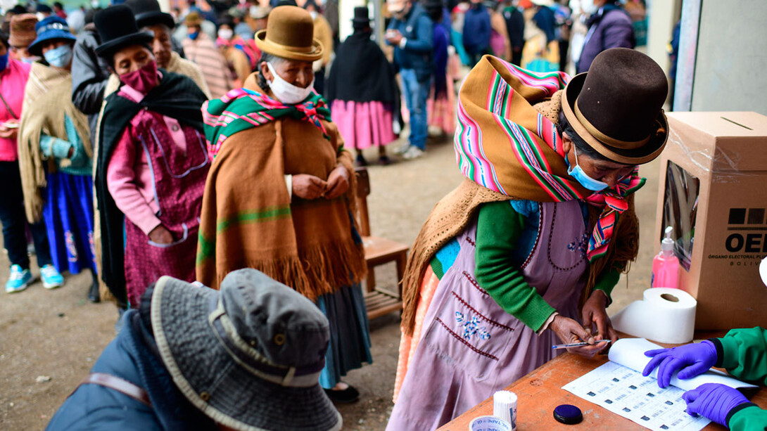 Indígenas bolivianos ejercen su derecho al sufragio