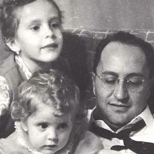Héctor Abad Gómez, con dos de sus hijos
