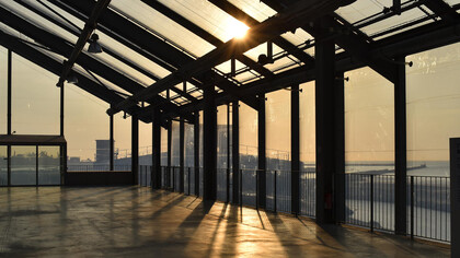 Le FRAC Grand Large de Dunkerque. Anne Lacaton et Jean-Philippe Vassal montrent que l’écologie et la poésie sont non seulement conciliables, mais que cette conciliation peut être un enjeu de l’architecture
 © Dunkerque tourisme