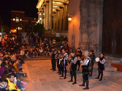Las callejonadas y estudiantinas amenizan las noches de la capital