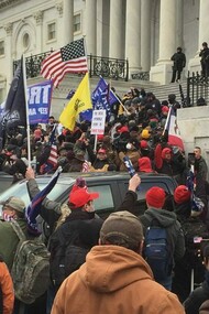 Apoiadores de Trump invadem o Capitólio em Washington D.C., Estados Unidos. Eles tentavam impedir que Biden se tornasse oficialmente o vencedor da eleição de 2020, na qual venceu o republicano. A matriz europeia de Trump é constitutiva da estrutura de dominação (exploração, opressão, discriminação) da modernidade ocidental constituída por três pilares de dominação principais e intrinsecamente articulados: capitalismo, colonialismo, patriarcado