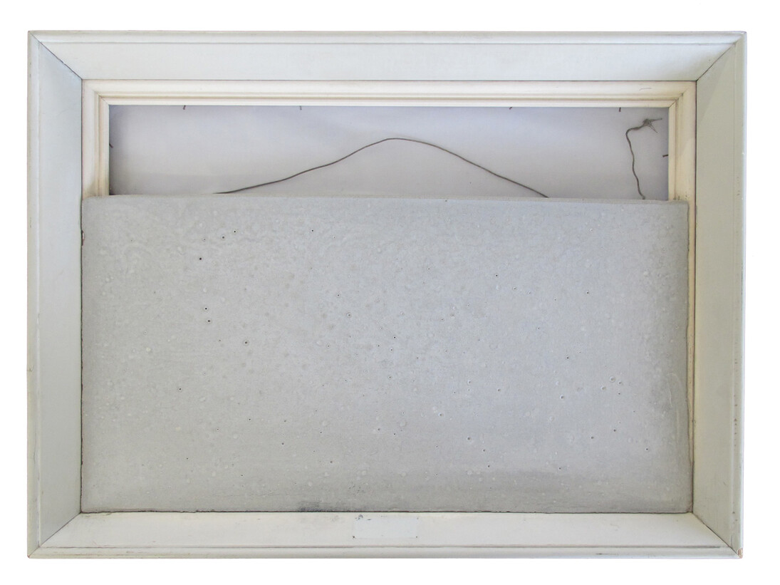 Mariana Mauricio, Concreto emoldurado, 2014, Vidro, madeira, concreto, 35 x 48 x 4 cm