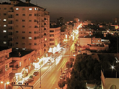 Le cliché du partage est réduit au pilonnage, et leur stupéfaction libère leur angoisse quant aux ouvertures dans les villes assiégées © Israel Defense Forces, Gaza de nuit, CC BY-SA 3.0

