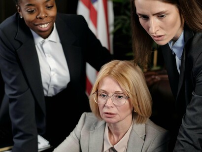 Diplomatas discutem soluções. Os personagens, todos dentro de seu papel e participação nos longo e médio prazos, utilizaram-se das possibilidades e capacidades que as suas vantagens comparativas ou absolutas permitiram. A condução à paz económica, desenvolvimentista e favorável a criação de iniciativas inovadoras e, a percepção autocrítica internacional de ideias disruptivas, proporcionaram uma maturidade aos povos de vanguarda