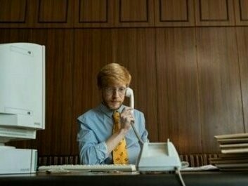 Atendente telefônico. Não se pode mentir, nem esconder: trabalhar num *call center* tem o seu desgaste, o seu lado obscuro. É um ambiente de ritmo rápido, onde a pressão é constante e as expetativas são altas. Os turnos podem ser longos e as chamadas podem ser esgotantes, especialmente quando as soluções não são simples ou quando a frustração do cliente se manifesta