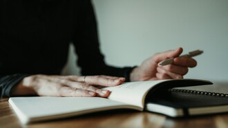 Cada locación en una novela es un escenario vivo: no solo contiene la acción, también revela personajes, anticipa conflictos y da cuerpo al mundo narrado