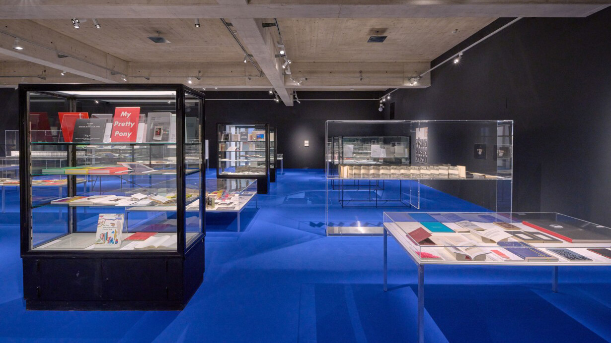 Turning pages. Künstler:innenbücher der gegenwart, ausstellungsansicht. Mit freundlicher genehmigung von MAK