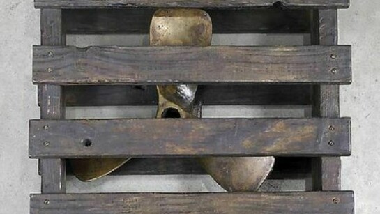 Ian Hamilton Finlay, Chrysalis, 1996, bronze, 6.3 x 21.65 x 20.08 in
16 x 55 x 51 cm, edition unique, IF0556