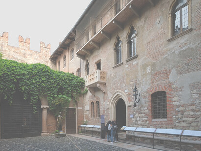 La vicenda di Romeo e Giulietta ha radici molto antiche che affondano nella grande letteratura classica: la vicenda di Piramo e Tisbe