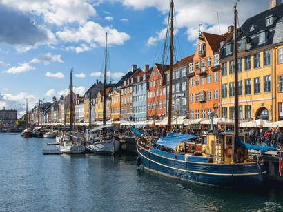 Navigare lungo i canali è uno dei modi migliori per scoprire la capitale danese, ammirando da una prospettiva diversa i suoi palazzi storici e moderni. Copenaghen, Danimarca