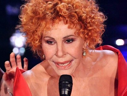 Primo piano di Ornella Vanoni mentre canta al Festival di Sanremo 2023