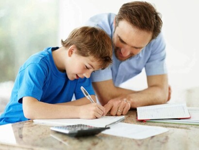 Un padre ayudando a su hijo con las tareas del colegio