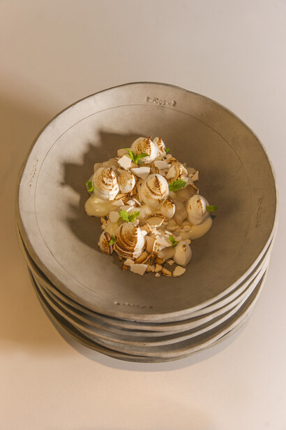 Plato de Merengón de guanabana y hierbas