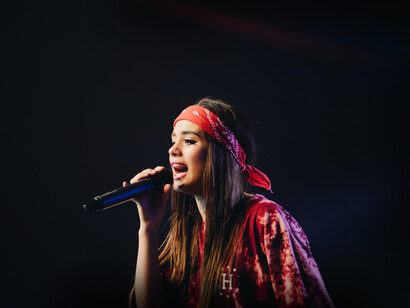 Es por ello fundamental para cada artista saber primero quién es, quién es su público y qué quiere comunicar. Esto se puede conseguir con su estilismo