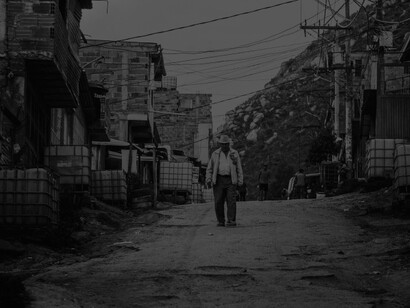 Fernanda Melchor escupe todo lo que la sociedad mexicana ha vomitado durante años: habla lo marginal, la nota a pie de página de una de las sociedades más clasistas que existen