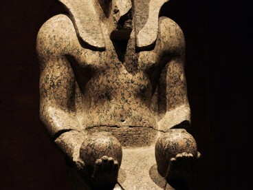 Escultura monumental do Egito Antigo preservada em museu europeu. Obras como esta concentram não apenas valor histórico, mas também disputas sobre pertencimento e reparação cultural