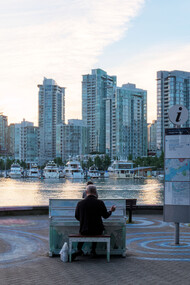 El muelle de Spyglass con un pianista. Vancouver, Columbia Británica