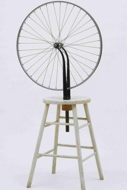 Marcel Duchamp, ‘Rueda de bicicleta’, 1913. Rueda de bicicleta y taburete, altura: 125 cm. Museum of Modern Art, Nueva York.