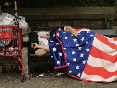 Mientras tanto, se olvidaba que el históricamente privilegiado: hombre, blanco, occidental, también se hundía social y económicamente