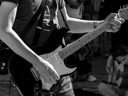 Ignacio tocando su guitarra eléctrica