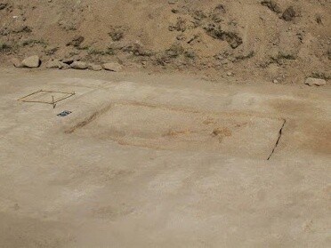 Uno dei siti di ritrovamento di tombe d’élite sull’isola di Bornholm, Danimarca, risalenti probabilmente all’età del ferro. Foto di Bartosz Świątkowski, isola di Bornholm, Danimarca