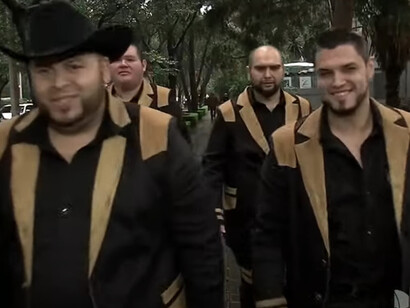 Intencionalmente decidí no mencionar por nombre a ningún compositor o cantante de narcocorridos, porque pienso que no hay que darle difusión a un material que hace apología del delito. Vocalista y su grupo de una de las tantas orquestas de narcocorrido, Mexico