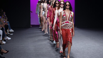 Desfile del diseñador Custo BCN en la sala Bertha Benz del recinto ferial Ifema. Foto: Ugo Camera/IFEMA
