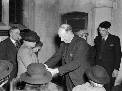 Frank, guaritore girovago, possiede un dono volubile e imprevedibile che lo tormenta e lo spinge verso l'alcolismo, alimentando dubbi sulla natura del suo potere: "Sono solo un ciarlatano?"