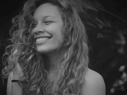 A woman smiling from the heart to express her choice to be happy