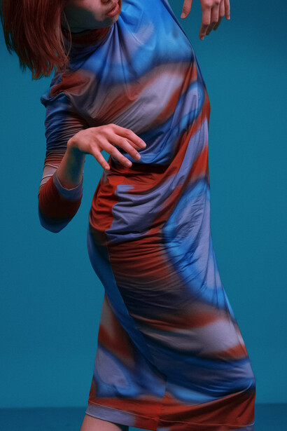 Mujer en movimiento de rojo y azul