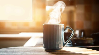 Tazza di caffè fumante. Risparmiare pochi centesimi mentre si sorseggia un buon caffè talvolta può costare molto caro