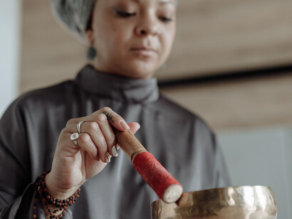 Os arquétipos se manifestam na psique, se estruturando em imagens simbólicas, sendo reconhecidos pelos efeitos que produzem a cada um, de maneira individual