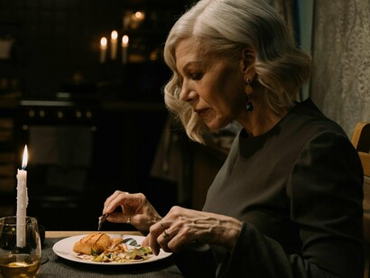 Idosa solitária. A solidão, especialmente na velhice, nos desafia a repensar o que significa cuidar. Cuidar vai além de suprir necessidades físicas — é também oferecer tempo, presença, empatia. Não se trata apenas de não abandonar fisicamente, mas de estar verdadeiramente presente, de manter o vínculo vivo