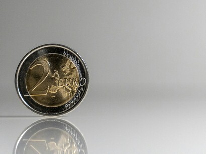 Il valore delle valute è strettamente legato all’inflazione: un’inflazione elevata può svalutare una moneta, aumentando i costi delle importazioni  