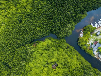 Vista aerea di un fiume. L’acqua senza il suo percorso non è un fiume, solo acqua
