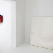 Ángela de la Cruz, Bulto, vista de exhibición. Cortesía de Travesía Cuatro