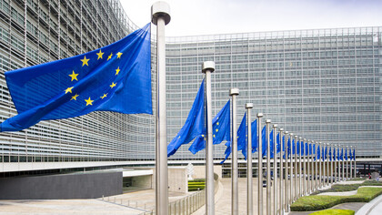 Banderas de la UE en el exterior de la sede de la Comisión Europea, Bruselas, Bélgica