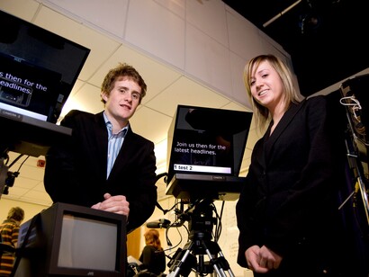 Dos periodistas grabando un programa de televisión
