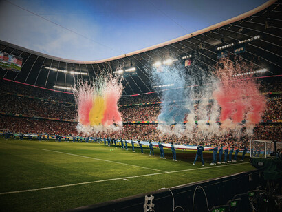 Dans la fumée des tribunes, la passion précède le coup d’envoi