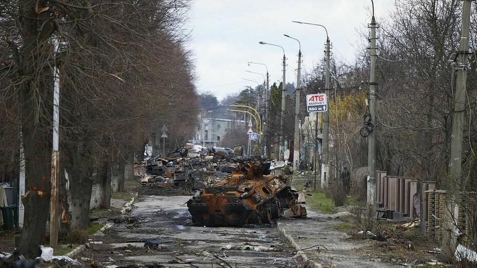 Devastation em Bucha, Ucrânia. O mundo surge como virado do avesso. De um dia para o outro, os EUA são (ou parecem ser) aliados da Rússia contra a Ucrânia e a Europa. Quem podia imaginar que os EUA votassem na ONU ao lado da China, da Coreia do Norte e do Irão na resolução que visava condenar a invasão da Ucrânia pela Rússia? 
