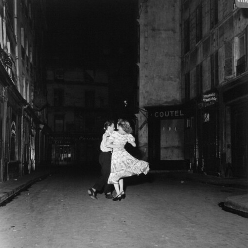 La Dernière Valse du 14 juillet, Paris, 1949 © Robert Doisneau