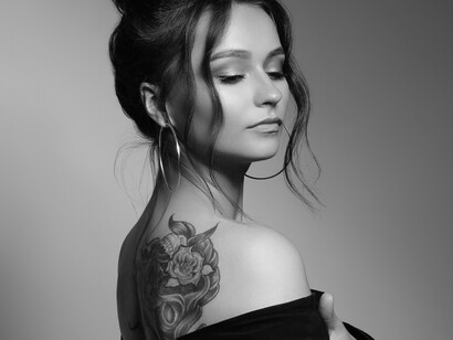 Los tatuajes compartidos entre amigos o familiares representan vínculos afectivos profundos que perduran más allá del tiempo