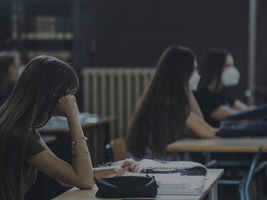 La scuola è il modo in cui la vita trasmette le esperienze di altri che ci hanno preceduto e che non conosceremo mai direttamente