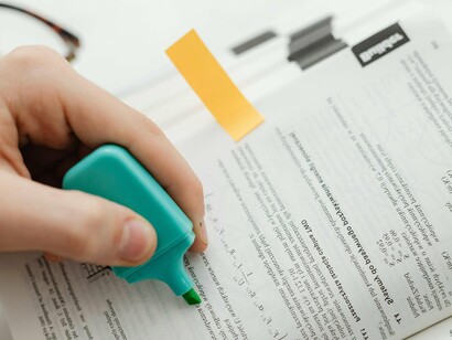 A definição da área do concurso é o ponto de partida estratégico para iniciar a jornada de estudos. A maioria dos concurseiros não têm um alvo definido, agem sem critério, de forma dispersa, desesperada e sem direção