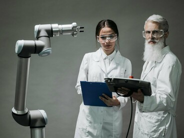 A IA segue essa lógica, ainda que em um ritmo mais acelerado. Ela automatiza tarefas repetitivas, analíticas e operacionais, mas não substitui, por si só, capacidades humanas complexas como pensamento crítico, empatia, julgamento ético, criatividade e tomada de decisão contextualizada