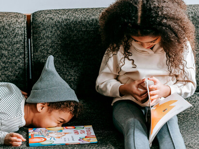 Crianças lendo. De qualquer modo comunicar é preciso, silenciar pode equilibrar ou censurar, toldando o viver