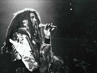 Bob Marley em show em Zurique, na Suíça. Comecei a perceber as canções do Bob Marley com o Gilberto Gil. Obviamente não de forma literal! Afinal, quem não lembra da sua versão para “No, Woman, No Cry” de 1979? Numa década tão marcada pela disco music, pelo rock e pela MPB aqui no Brasil, então, somente a partir desta versão criei o interesse pelo reggae. Inicialmente, apenas pela pulsação da música, aquele som vibrante e dançante que encontrava eco nas ruas soteropolitanas e, principalmente, era abraçada pelo movimento negro da cidade. Com o tempo fui entendendo suas letras e significados



