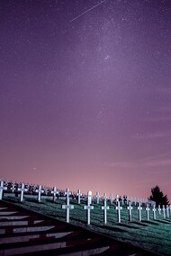 Cementerio bajo el resplandor de las estrellas